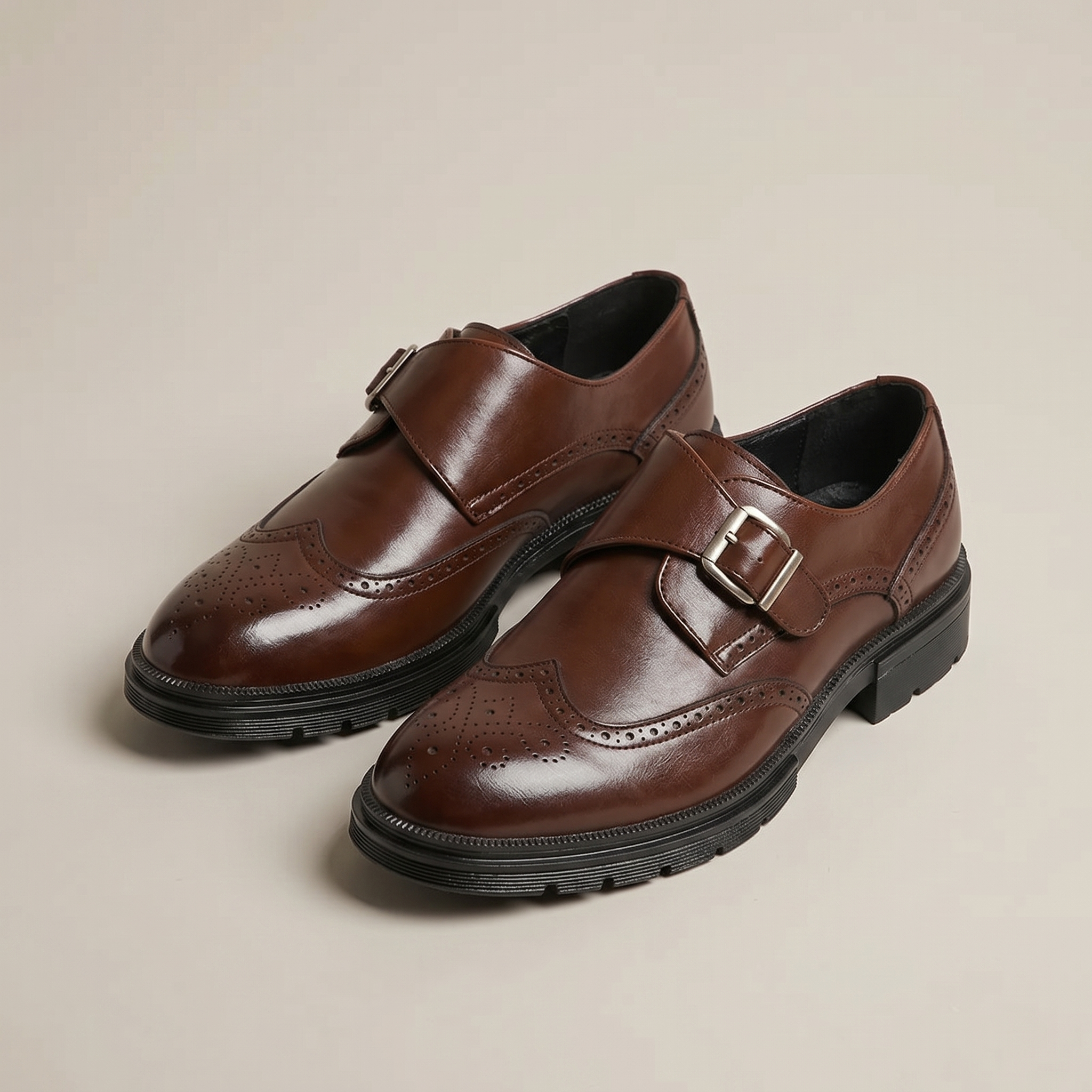 Chaussures homme à boucle perforées