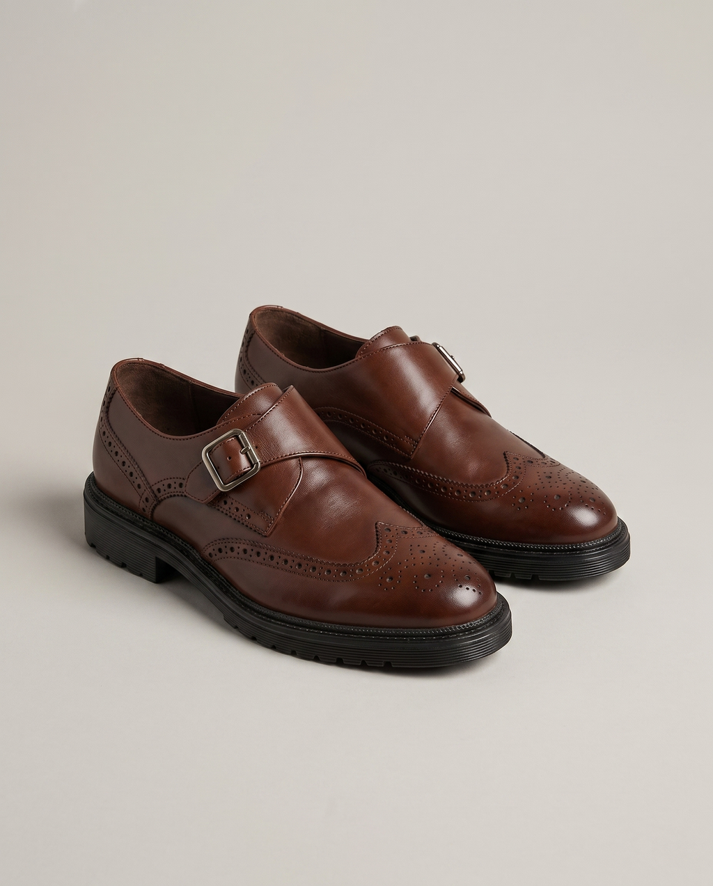 Chaussures homme à boucle perforées