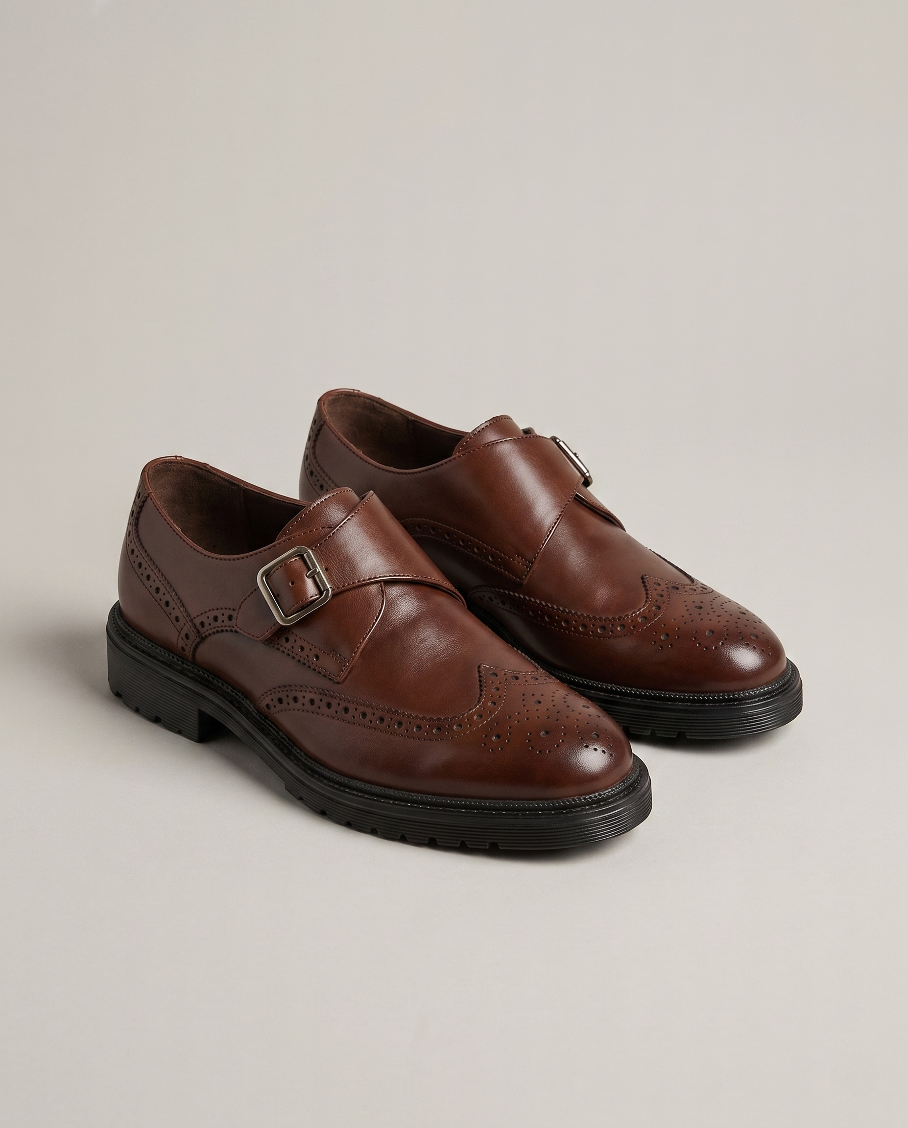 Chaussures homme à boucle perforées